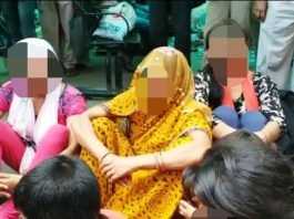 ट्रामा सेंटर में बच्चों के साथ धरने पर बैठे उन्नाव गैंगरेप पीड़िता के परिजन, कहा चाचा के आए बिना नहीं होगा अंतिम संस्कार ट्रामा सेंटर में धरना