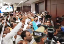 कैबिनेट बैठक के दौरान लोकभवन में सचिवालय कर्मचारियों ने किया पुलिस के खिलाफ प्रदर्शन लोकभवन