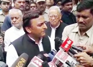 अखिलेश ने जाना गैंगरेप पीड़िता का हाल, कहा पीड़िता लड़ रही जिंदगी के लिए जंग योगी सरकार विधायक को बचाने में लगी गैंगरेप पीड़िता का हाल
