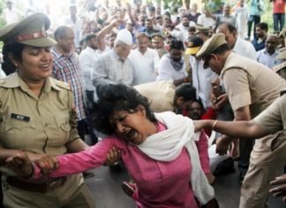 प्रियंका को रोकने पर भड़के कांग्रेसी, प्रदर्शन कर फूंका CM योगी का पुतला, बसों में ठूंसकर ले गयी पुलिस, देखें तस्वीरें नरसंहार कांड