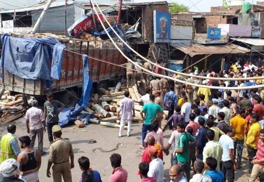 ट्रक दुकान में घुसी