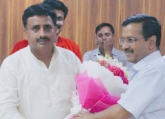 AAP ने शुरू की UP विधानसभा चुनाव की तैयारी, अन्ना हजारे के साथ आंदोलन करने वाले सभाजीत सिंह को केजरीवाल ने सौंपी सबसे बड़े प्रदेश की कमान सभाजीत सिंह