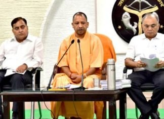 सोनभद्र नरसंहार: योगी की बड़ी कार्रवाई, DM व SP हटे, जांच भी होगी, हेलीकॉटर से सोनभद्र पहुंचें नए अधिकारियों ने संभाला चार्ज सोनभद्र डीएम एसपी
