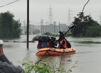 महाराष्ट्र में बाढ़ से बचने के लिए सुरक्षित स्थान पर ले जा रही नाव पलटी, 14 की मौत महाराष्ट्र में बाढ़