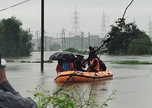 महाराष्ट्र में बाढ़ से बचने के लिए सुरक्षित स्थान पर ले जा रही नाव पलटी, 14 की मौत महाराष्ट्र में बाढ़