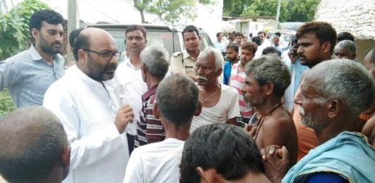 अमेठी: पुलिस हिरासत में जान गंवाने वाले दलित युवक के परिजनों से मिले अजय कुमार, कहा सड़क से संसद तक पीड़ित परिवार के लिए लड़ेगी कांग्रेस शिवरतनगंज थाने