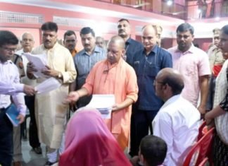 गोरखपुर: जनता दर्शन में फरियादियों ने की अधिकारियों व कर्मचारियों की CM योगी से की शिकायत जनता दर्शन