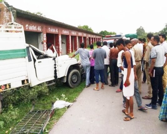 बकरा लदी तेज रफ्तार पिकअप दुकान में घुसी, जीजा-साले की मौत, तीन घायल, मातम में बदली बकरीद की खुशियां तेज रफ्तार पिकअप