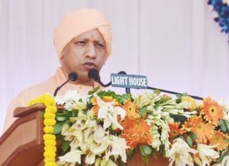 यूपी की एक ट्रिलियन डॉलर की अर्थव्यवस्था के लिए संकल्पबद्ध होकर करना होगा काम: योगी एक ट्रिलियन डॉलर