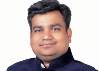सेल्‍फी विद गड्ढ़ा