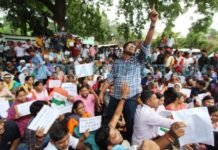 69 हजार शिक्षक भर्ती प्रक्रिया से बाहर हुए धरने पर बैठे अभ्यर्थी करेंगे अनशन मुख्यमंत्री ने लिया संज्ञान