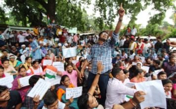 69 हजार शिक्षक भर्ती प्रक्रिया से बाहर हुए धरने पर बैठे अभ्यर्थी करेंगे अनशन मुख्यमंत्री ने लिया संज्ञान