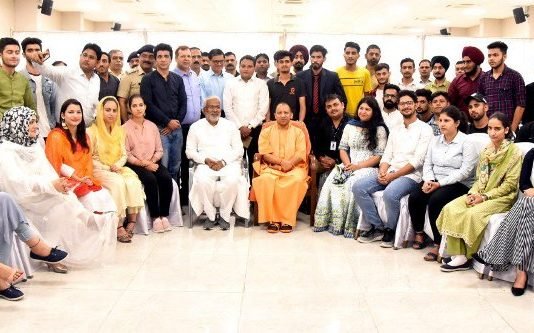 CM योगी ने की कश्मीरी छात्रों से मुलाकात, कहा आपकी परेशानियों को दूर करना व सुरक्षा हमारी जिम्मेदारी कश्मीरी छात्र
