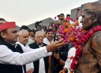 JP को याद कर बोले अखिलेश, मालिश कराने वालों के साथ खड़ी है योगी सरकार, खबर चलाने पर पत्रकारों को भी जा रहा डराया जयप्रकाश नारायण
