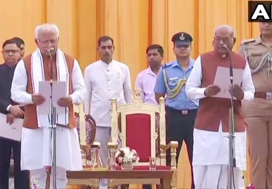 दूसरी बार हरियाण के CM बनें मनोहर लाल खट्टर, दुष्यंत चौटाला ने ली डिप्टी CM पद की शपथ मनोहर लाल खट्टर