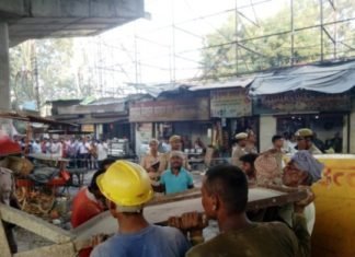 वाराणसी: कैंट स्टेशन के पास फिर निर्माणाधीन फ्लाईओवर की गिरी शटरिंग, दो राहगीर गंभीर रूप से घायल कैंट स्टेशन