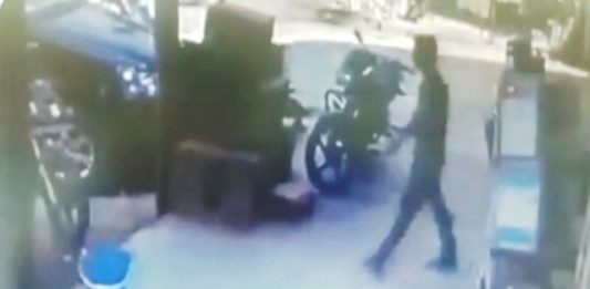 पांव रखते ही समा गया जमीन में शख्स, वीडियो देखकर जाएंगे चौंक राजस्थान