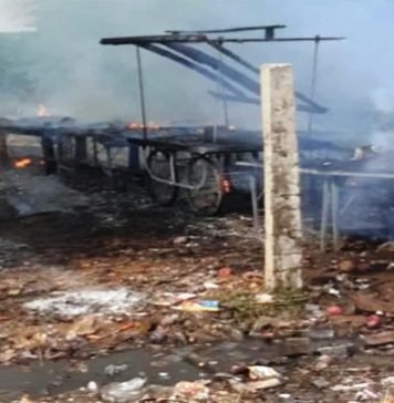 UP: पटाखा मार्केट में आग लगने से हड़कंप, हाथरस की 22 दुकानें जलकर राख मार्केट में आग