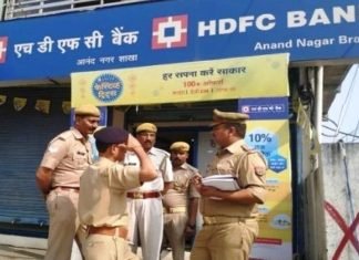यूपी: HDFC बैंक से बदमाशों ने फिल्मी स्टाइल में लूट लिए 13 लाख, CCTV में कैद हुई वारदात फरेंदा