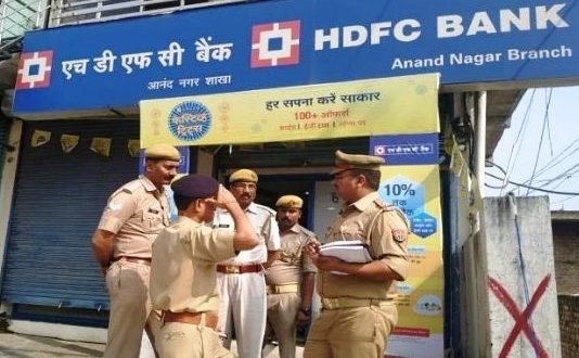 यूपी: HDFC बैंक से बदमाशों ने फिल्मी स्टाइल में लूट लिए 13 लाख, CCTV में कैद हुई वारदात फरेंदा