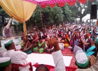 मुआवजे की मांग