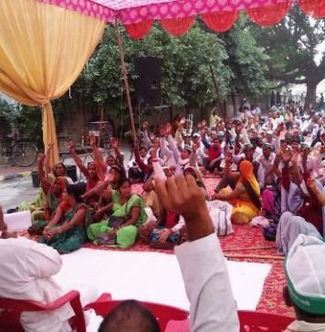 मुआवजे की मांग