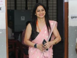 पीली साड़ी वाली
