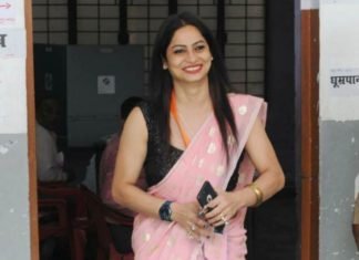 पीली साड़ी वाली