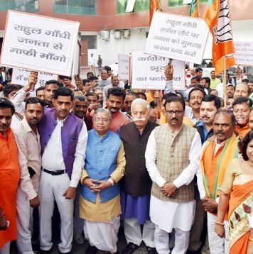 #RafaleDeal: बीजेपी ने लखनऊ में किया प्रदर्शन, स्वतंत्र देव ने कहा गुमराह करने वाले राहुल गांधी जनता से मांगें माफी क्लीन चिट