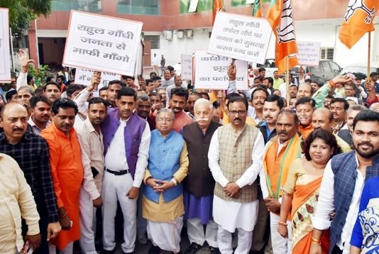 #RafaleDeal: बीजेपी ने लखनऊ में किया प्रदर्शन, स्वतंत्र देव ने कहा गुमराह करने वाले राहुल गांधी जनता से मांगें माफी क्लीन चिट