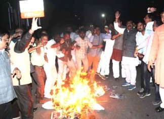PF घोटाला मामले में अब अजय कुमार ने श्रीकांत शर्मा से पूछे सवाल, कांग्रेस ने दिन में किया प्रदर्शन, रात में फूंका पुतला पीएफ घोटाला