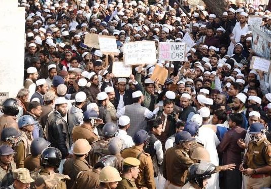 जामिया-अलीगढ़ की आग पहुंची लखनऊ, नदवा में प्रदर्शन के बाद पथराव, फायरिंग, कॉलेज पांच जनवरी तक बंद नदवा में प्रदर्शन