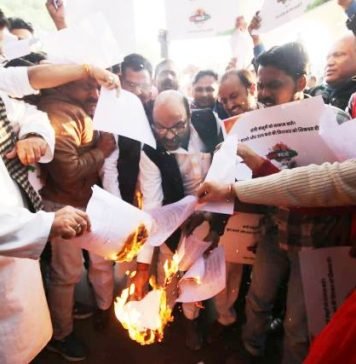 नागरिकता संशोधन बिल की प्रतियां जलाकर बोले अजय लल्लू, नहीं चलेगा संघी विधान, सदन से सड़क तक लड़ेगी कांग्रेस नागरिकता संशोधन बिल