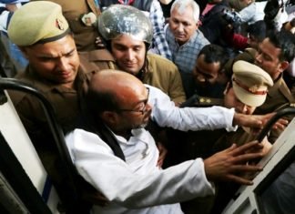 उन्नाव कांड: कांग्रेस ने फिर किया प्रदर्शन, अजय कुमार लल्लू समेत अन्य नेता व कार्यकताओं को बसों में ठूंसकर ले गयी पुलिस अजय कुमार लल्लू