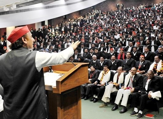 अखिलेश का योगी सरकार पर हमला, बच्चों को नहीं मिले स्वेटर, बाल्टी भर पानी में मिलाकर बांटा गया एक लीटर दूध देश के हालात