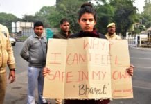 रेप पीड़िताओं को न्याय दिलाने के लिए दिल्ली से लखनऊ आई युवती ने सीएम आवास के बाहर किया प्रदर्शन अन्नू दूबे
