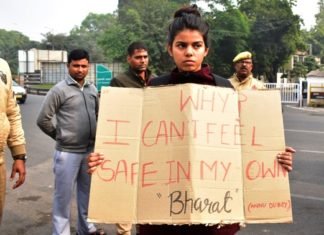 रेप पीड़िताओं को न्याय दिलाने के लिए दिल्ली से लखनऊ आई युवती ने सीएम आवास के बाहर किया प्रदर्शन अन्नू दूबे