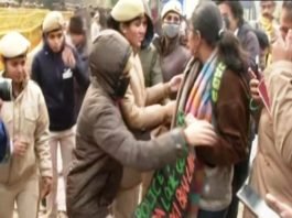 CAA के खिलाफ UP भवन के सामने प्रदर्शन, हिरासत में लिए गए 50 से ज्यादा लोग लोक कल्याण