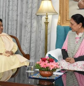 उन्नाव कांड: अखिलेश के धरने के बाद राज्यपाल से मिलकर बोलीं मायावती, महिला होने के नाते हूं काफी ज्यादा चिंतित मायावती अनंदीबेन पटेल