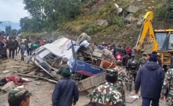 नेपाल: काठमांडू जा रही तीर्थयात्रियों से भरी बस खाई में गिरी, 14 की मौत, 19 घायल काठमांडू