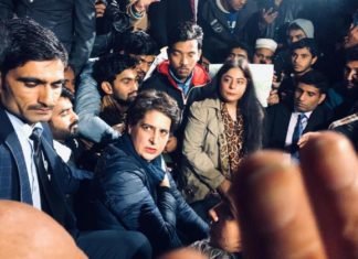 CAA के खिलाफ इंडिया गेट पर छात्रों के प्रदर्शन में शामिल हुईं प्रियंका, कहा जनता को नोटबंदी की तरह लाइनों में लगाना चाहती है सरकार इंडिया गेट
