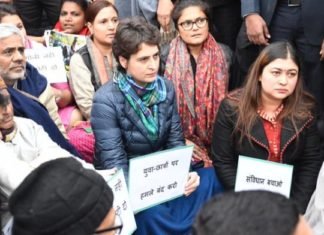जामिया में छात्रों पर पुलिस की बर्बर कार्रवाई के खिलाफ इंडिया गेट पर धरने पर बैठीं प्रियंका गांधी इंडिया गेट