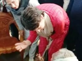 उन्नाव पहुंचीं प्रियंका से पीड़िता के पिता ने बयां की दर्दभरी आपबीती, सालभर से आरोपित पूरे परिवार को कर रहे थे प्रताड़ित दर्दभरी आपबीती