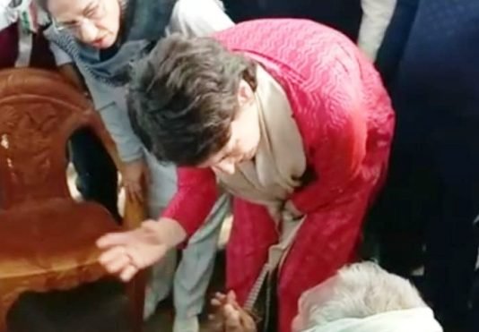 उन्नाव पहुंचीं प्रियंका से पीड़िता के पिता ने बयां की दर्दभरी आपबीती, सालभर से आरोपित पूरे परिवार को कर रहे थे प्रताड़ित दर्दभरी आपबीती