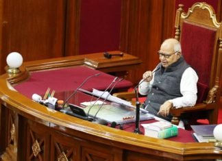 धरने पर बैठे भाजपा विधायक