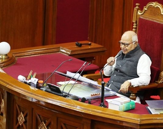 धरने पर बैठे भाजपा विधायक