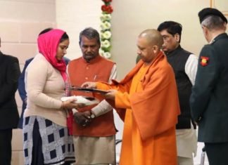 शहीद सैनिकों के आश्रितों को CM योगी ने दिया नियुक्ति पत्र, बोले सरकार आपके प्रति है संवेदनशील नियुक्ति पत्र