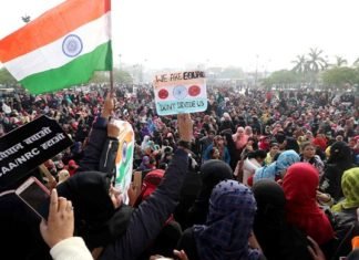CAA के खिलाफ लखनऊ में चौथे दिन महिलाओं ने पेंटिंग बनाकर जताया विरोध, दारापुरी भी पहुंचें चौथे दिन
