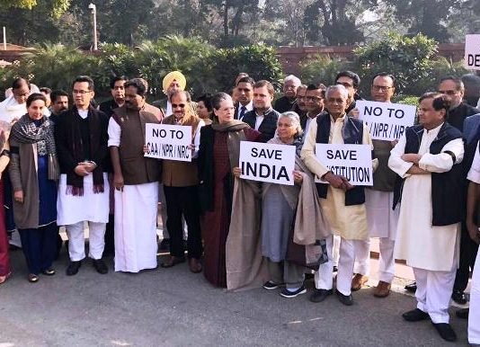 CAA: सोनिया के नेतृत्व में विपक्षी सांसदों का प्रदर्शन, लगे ‘गोली मारना बंद करो’ के नारे सांसदों का प्रदर्शन