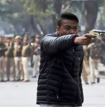 JU के पास CAA के खिलाफ मार्च में बंदूक लेकर घुसा युवक, पुलिस के सामने गोली मारकर बोला- ‘ये लो आजादी’ लेकर घुसा युवक